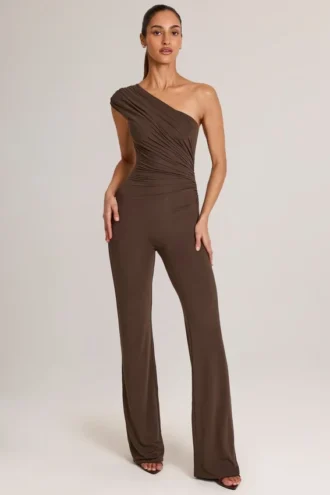 Alouette Modal-Jumpsuit mit einer Schulter in Schokoladenbraun
