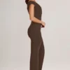 Alouette Modal-Jumpsuit mit einer Schulter in Schokoladenbraun Alouette Modal-Jumpsuit mit einer Schulter in Schokoladenbraun