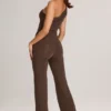 Alouette Modal-Jumpsuit mit einer Schulter in Schokoladenbraun Alouette Modal-Jumpsuit mit einer Schulter in Schokoladenbraun