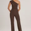Alouette Modal-Jumpsuit mit einer Schulter in Schokoladenbraun Alouette Modal-Jumpsuit mit einer Schulter in Schokoladenbraun