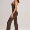 Alouette Modal-Jumpsuit mit einer Schulter in Schokoladenbraun Alouette Modal-Jumpsuit mit einer Schulter in Schokoladenbraun