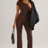 Alouette Modal-Jumpsuit mit einer Schulter in Schokoladenbraun Alouette Modal-Jumpsuit mit einer Schulter in Schokoladenbraun