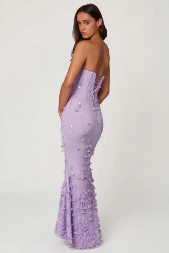 Amal Maxikleid mit Schnürung und Spitzenbesatz in Lila