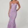 Amal Maxikleid mit Schnürung und Spitzenbesatz in Lila Amal Maxikleid mit Schnürung und Spitzenbesatz in Lila