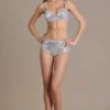 Celina Pailletten-Mesh-Shorts mit mittlerer Leibhöhe in Silber Celina Pailletten-Mesh-Shorts mit mittlerer Leibhöhe in Silber