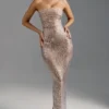 Amaya Bandeau-Maxikleid mit Verzierung in Mandel Amaya Bandeau-Maxikleid mit Verzierung in Mandel