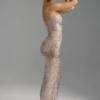 Amaya Bandeau-Maxikleid mit Verzierung in Mandel Amaya Bandeau-Maxikleid mit Verzierung in Mandel