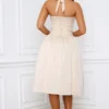 Amelie Midi-Kleid mit Neckholder, Schnürung und Rüschen aus Spitze in Elfenbein Amelie Midi-Kleid mit Neckholder, Schnürung und Rüschen aus Spitze in Elfenbein