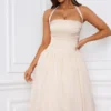 Amelie Midi-Kleid mit Neckholder, Schnürung und Rüschen aus Spitze in Elfenbein Amelie Midi-Kleid mit Neckholder, Schnürung und Rüschen aus Spitze in Elfenbein