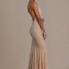 Ameline Premium verziertes Plunge-Neck-Kleid mit offenem Rücken in Beige-Gold Ameline Premium verziertes Plunge-Neck-Kleid mit offenem Rücken in Beige-Gold