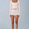 Amoura Strick-Mini-Shorts mit mittlerer Leibhöhe in Elfenbein Amoura Strick-Mini-Shorts mit mittlerer Leibhöhe in Elfenbein
