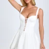 Analise Mini-Korsettkleid mit Biesen und Schnürung in Weiß Analise Mini-Korsettkleid mit Biesen und Schnürung in Weiß