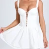 Analise Mini-Korsettkleid mit Biesen und Schnürung in Weiß Analise Mini-Korsettkleid mit Biesen und Schnürung in Weiß