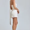 Anastasia – Drapiertes Satin-Minikleid mit Neckholder in Elfenbein Anastasia – Drapiertes Satin-Minikleid mit Neckholder in Elfenbein