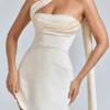 Anastasia – Drapiertes Satin-Minikleid mit Neckholder in Elfenbein Anastasia – Drapiertes Satin-Minikleid mit Neckholder in Elfenbein