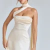 Anastasia – Drapiertes Satin-Minikleid mit Neckholder in Elfenbein Anastasia – Drapiertes Satin-Minikleid mit Neckholder in Elfenbein