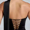 Anastasia – Drapiertes Satin-Minikleid mit Neckholder in Schwarz Anastasia – Drapiertes Satin-Minikleid mit Neckholder in Schwarz