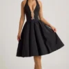 Angelina Midi-Kleid mit Neckholder und Schleifendetail in Schwarz Angelina Midi-Kleid mit Neckholder und Schleifendetail in Schwarz