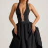 Angelina Midi-Kleid mit Neckholder und Schleifendetail in Schwarz Angelina Midi-Kleid mit Neckholder und Schleifendetail in Schwarz