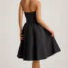 Angelina Midi-Kleid mit Neckholder und Schleifendetail in Schwarz Angelina Midi-Kleid mit Neckholder und Schleifendetail in Schwarz