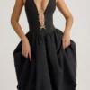 Angelina Midi-Kleid mit Neckholder und Schleifendetail in Schwarz Angelina Midi-Kleid mit Neckholder und Schleifendetail in Schwarz