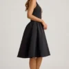 Angelina Midi-Kleid mit Neckholder und Schleifendetail in Schwarz Angelina Midi-Kleid mit Neckholder und Schleifendetail in Schwarz