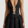 Angelina Midi-Kleid mit Neckholder und Schleifendetail in Schwarz Angelina Midi-Kleid mit Neckholder und Schleifendetail in Schwarz