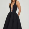 Angelina Midi-Kleid mit Neckholder und Schleifendetail in Schwarz Angelina Midi-Kleid mit Neckholder und Schleifendetail in Schwarz