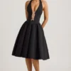 Angelina Midi-Kleid mit Neckholder und Schleifendetail in Schwarz Angelina Midi-Kleid mit Neckholder und Schleifendetail in Schwarz