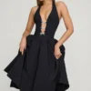 Angelina Midi-Kleid mit Neckholder und Schleifendetail in Schwarz Angelina Midi-Kleid mit Neckholder und Schleifendetail in Schwarz