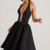 Angelina Midi-Kleid mit Neckholder und Schleifendetail in Schwarz Angelina Midi-Kleid mit Neckholder und Schleifendetail in Schwarz