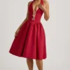 Angelina Midi-Kleid mit Neckholder und Schleifendetail in True Red Angelina Midi-Kleid mit Neckholder und Schleifendetail in True Red