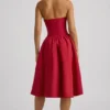 Angelina Midi-Kleid mit Neckholder und Schleifendetail in True Red Angelina Midi-Kleid mit Neckholder und Schleifendetail in True Red