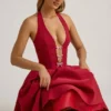 Angelina Midi-Kleid mit Neckholder und Schleifendetail in True Red Angelina Midi-Kleid mit Neckholder und Schleifendetail in True Red