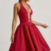 Angelina Midi-Kleid mit Neckholder und Schleifendetail in True Red Angelina Midi-Kleid mit Neckholder und Schleifendetail in True Red