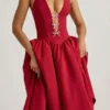 Angelina Midi-Kleid mit Neckholder und Schleifendetail in True Red Angelina Midi-Kleid mit Neckholder und Schleifendetail in True Red