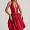 Angelina Midi-Kleid mit Neckholder und Schleifendetail in True Red Angelina Midi-Kleid mit Neckholder und Schleifendetail in True Red