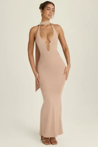 Anneka Maxikleid mit Halterneck und Ausschnitt mit Schaldetail in Warm Peach