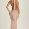 Anneka Maxikleid mit Halterneck und Ausschnitt mit Schaldetail in Warm Peach Anneka Maxikleid mit Halterneck und Ausschnitt mit Schaldetail in Warm Peach