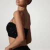 Ariana Oberteil mit Cut-outs und Verzierungen in Schwarz Ariana Oberteil mit Cut-outs und Verzierungen in Schwarz