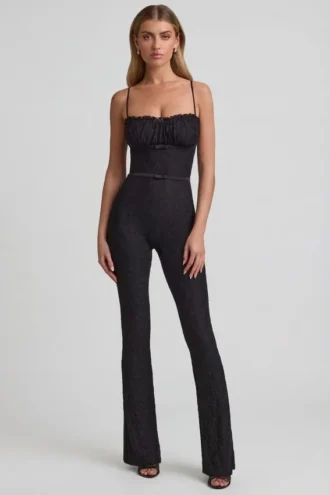 Arlena Jumpsuit mit Schleifendetail und ausgestellter Passform aus Spitze in Schwarz