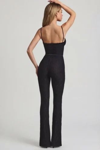 Arlena Jumpsuit mit Schleifendetail und ausgestellter Passform aus Spitze in Schwarz