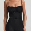 Arlena Jumpsuit mit Schleifendetail und ausgestellter Passform aus Spitze in Schwarz