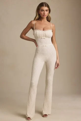 Arlena Jumpsuit mit Schleifenverzierung und ausgestellter Passform aus Spitze in Elfenbein