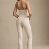 Arlena Jumpsuit mit Schleifenverzierung und ausgestellter Passform aus Spitze in Elfenbein