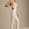 Arlena Jumpsuit mit Schleifenverzierung und ausgestellter Passform aus Spitze in Elfenbein
