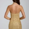 Arlona Minikleid mit Verzierungen und Neckholder-Ausschnitt in Gold Arlona Minikleid mit Verzierungen und Neckholder-Ausschnitt in Gold