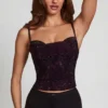 Armelia verziertes Peekaboo-Oberteil mit Wasserfallausschnitt in Lila-Schlangenmuster Armelia verziertes Peekaboo-Oberteil mit Wasserfallausschnitt in Lila-Schlangenmuster