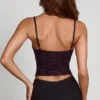 Armelia verziertes Peekaboo-Oberteil mit Wasserfallausschnitt in Lila-Schlangenmuster Armelia verziertes Peekaboo-Oberteil mit Wasserfallausschnitt in Lila-Schlangenmuster