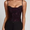 Armelia verziertes Peekaboo-Oberteil mit Wasserfallausschnitt in Lila-Schlangenmuster Armelia verziertes Peekaboo-Oberteil mit Wasserfallausschnitt in Lila-Schlangenmuster